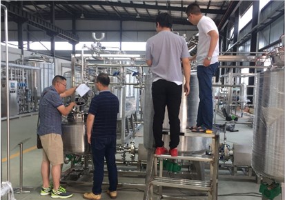 湖北某藥業來秋立進行配液係統設備工廠驗收